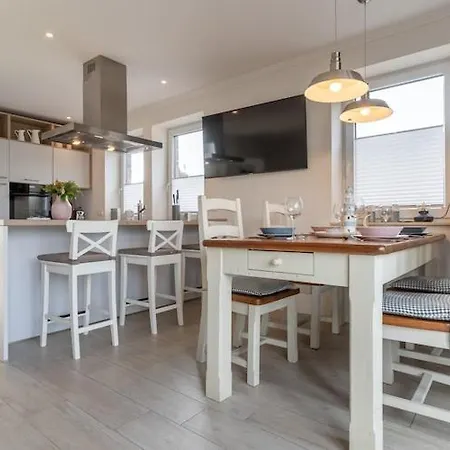 Dom wakacyjny Doppelhaushaelfte Direkt Am Hafen Von *