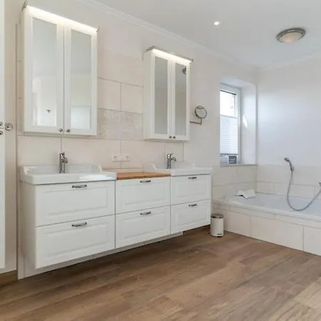 Doppelhaushaelfte Direkt Am Hafen Von