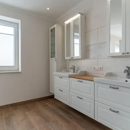 Dom wakacyjny Doppelhaushaelfte Direkt Am Hafen Von