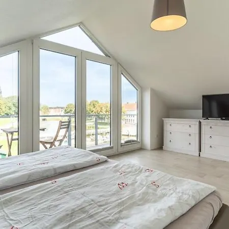 Doppelhaushaelfte Direkt Am Hafen Von *