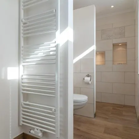 Dom wakacyjny Doppelhaushaelfte Direkt Am Hafen Von