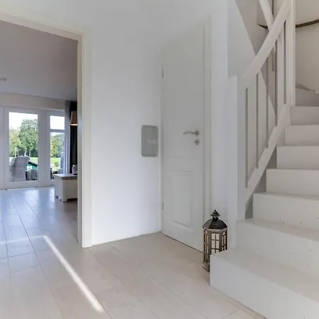 Dom wakacyjny Doppelhaushaelfte Direkt Am Hafen Von *