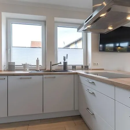 Dom wakacyjny Doppelhaushaelfte Direkt Am Hafen Von *